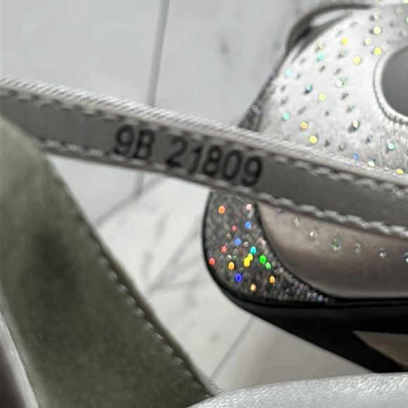 NWT Dyeables Womens Sonya Silver Satin Platform Crossover Strap Sandals 9B - Picture 9 of 11